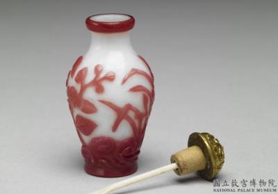 图片[2]-Red-on-white glass overlay snuff bottle with a flower-and-butterfly design, Qing dynasty, Qianlong reign(1736-1795)-China Archive